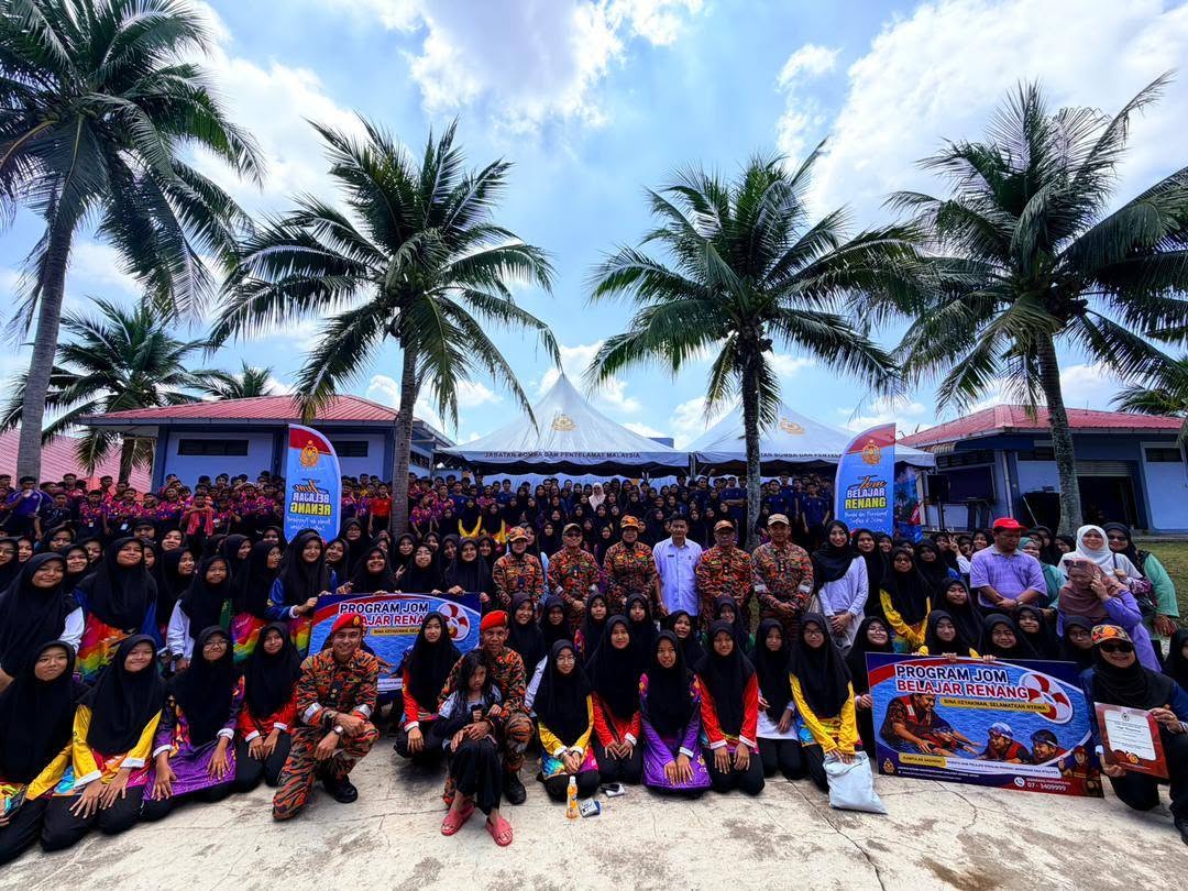 PROGRAM JOM BELAJAR RENANG BERLANGSUNG MERIAH DENGAN PENYERTAAN 1,200 PELAJAR DI MUAR